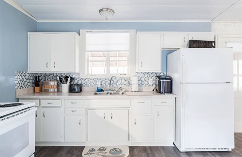 Oatmeal Apartment | Cozy Waterfront Cabin - Sleeps 5