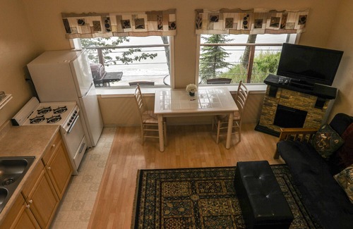 Kalifornsky Cabin | Cozy Waterfront Cabin, Central Kenai - Alaskan Sunset Cabins: 'Kalgin'