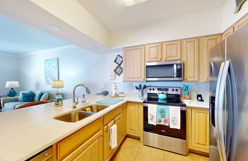 Ono Island Condo | Cozy waterfront condo with pool, fitness area, balcony, & washer/dryer