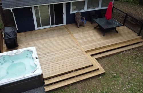 Gannon Village Cottage | Cozy Waterfront cottage on Buckhorn lake with hot tub
