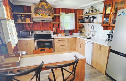 Ramara Cottage | Cozy Waterfront Cottage with Pool/Sauna/BBQ/Wifi