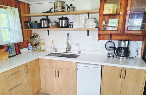 Ramara Cottage | Cozy Waterfront Cottage with Pool/Sauna/BBQ/Wifi
