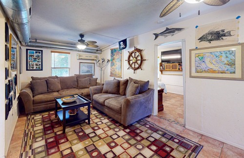 Ruskin House | Cozy waterfront home with nautical charm, dock access & firepit - dog-friendly