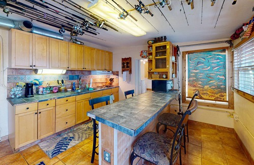 Ruskin House | Cozy waterfront home with nautical charm, dock access & firepit - dog-friendly