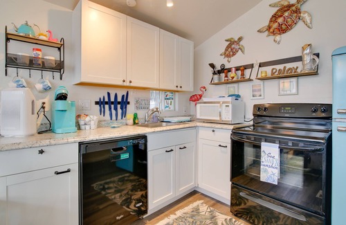 Port Isabel Cottage | Cozy Waterfront Port Isabel Cottage w/Deck!