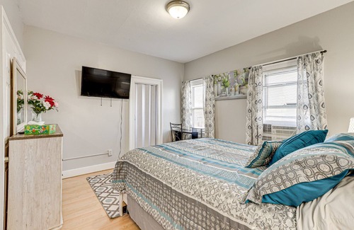 West Haven Apartment | Cozy West Haven Condo w/ Views, Walk to Beach!
