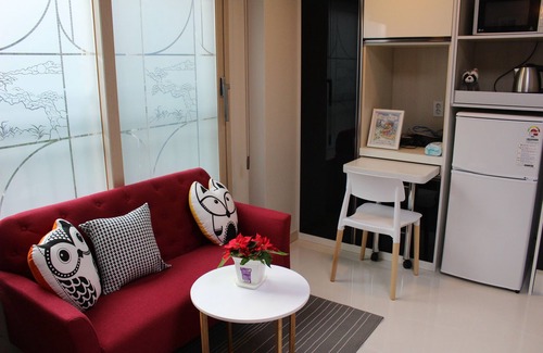 Eunpyeong-gu Apartment | cozy white house near old palace
