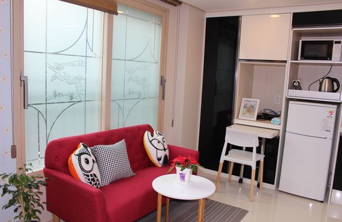 Eunpyeong-gu Apartment | cozy white house near old palace