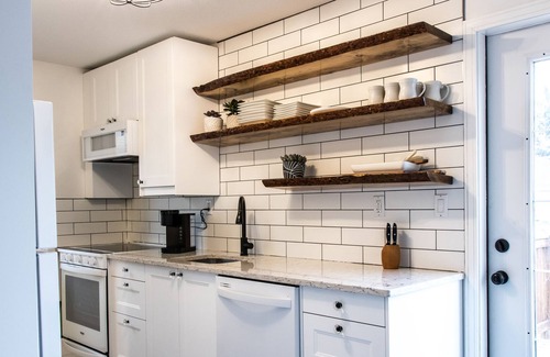 Red Deer House | Cozy whole house 4BD/2BTH.WIFI.Kitchen & kitchenette