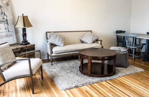 Red Deer House | Cozy whole house 4BD/2BTH.WIFI.Kitchen & kitchenette