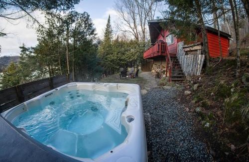 Huberdeau House | Cozy Winter Kabin + Hot Tub & Firepit