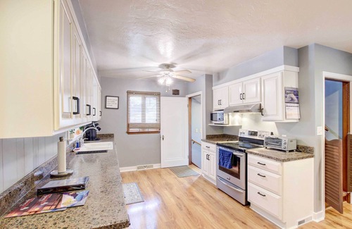 Algoma House | Cozy Wisconsin Abode: Walk to Lake Michigan!