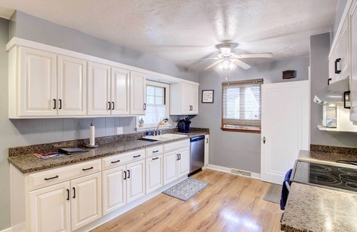 Algoma House | Cozy Wisconsin Abode: Walk to Lake Michigan!