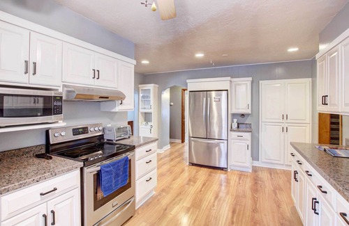 Algoma House | Cozy Wisconsin Abode: Walk to Lake Michigan!