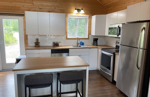 Hillside Beach Cottage | Cozy wooded cottage, with stunning tree-top views & 3 mins from the beach!