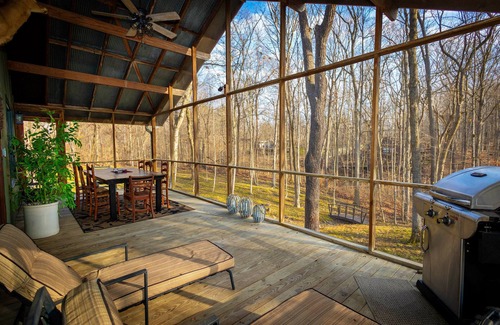 Indianapolis House | Cozy Wooded Lodge - 15 mins to Indy