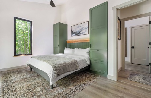 Sunnyland House | Cozy wooded retreat just minutes from town