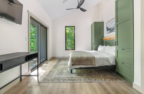 Sunnyland House | Cozy wooded retreat just minutes from town