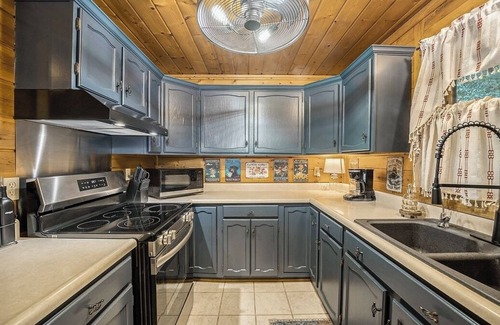 Scotts Cabin | Cozy woodland cabin in Scotts - 9 acres all to yourself!