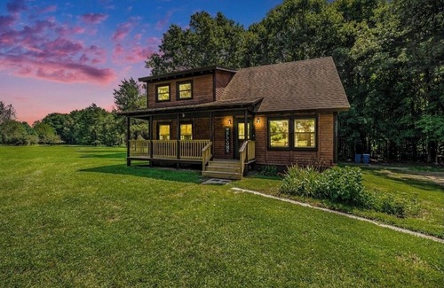 Scotts Cabin | Cozy woodland cabin in Scotts - 9 acres all to yourself!