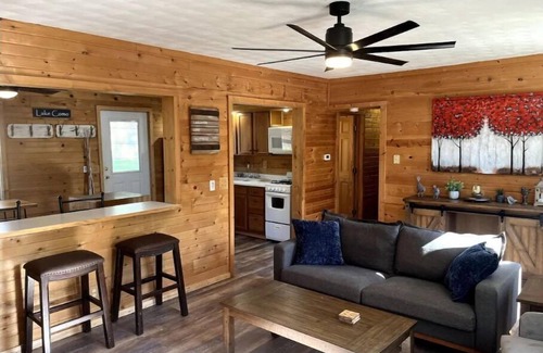 Como House | Cozy Woodland Cabin, pet-friendly and fenced in yard.