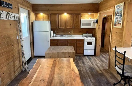 Como House | Cozy Woodland Cabin, pet-friendly and fenced in yard.