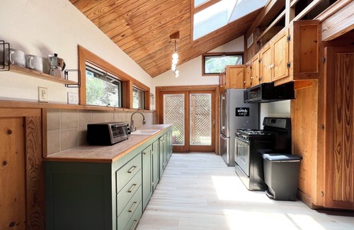 Dripping Springs Cabin | Cozy Woodsy Cabin Wonder, Sleeps 6, 5min DT Dripping Springs