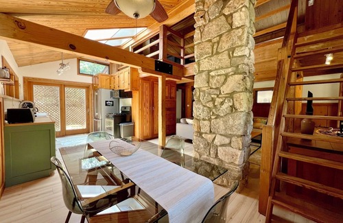 Dripping Springs Cabin | Cozy Woodsy Cabin Wonder, Sleeps 6, 5min DT Dripping Springs
