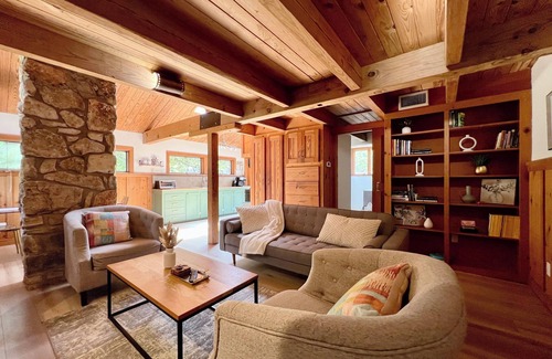 Dripping Springs Cabin | Cozy Woodsy Cabin Wonder, Sleeps 6, 5min DT Dripping Springs