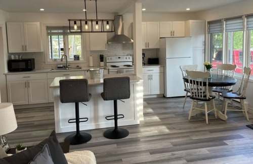 Joly Cottage | Cozy Year Round Cottage on Forest Lake