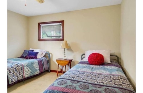 Litchfield Cottage | Cozy Year-round Lakefront 3 Bedroom 2 bath on Sand Pond with stunning view.