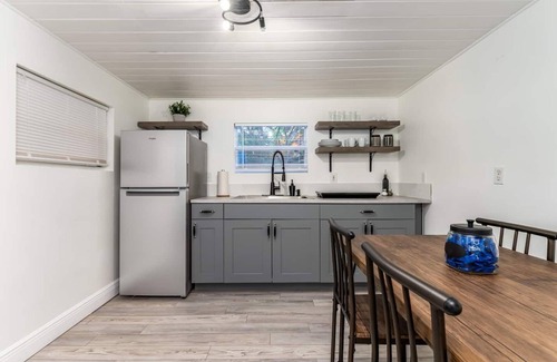 Old Seminole Heights Apartment | Cozy Yet Modern Studio Located Nearby Busch Gardens, ZOO Tampa & More!