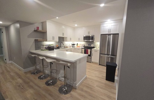 Rosemount Apartment | Cozy2Bedroom Basement Apartment.5mins walk2key amenities & malls.Family-friendly