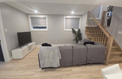 Rosemount Apartment | Cozy2Bedroom Basement Apartment.5mins walk2key amenities & malls.Family-friendly
