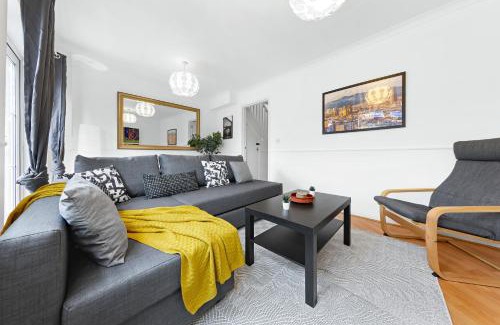 Poplar Apartment | Cozylease 3-Bed Canary wharf Retreat,Near 02