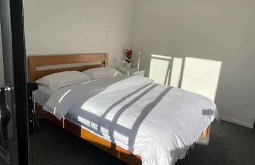 Auckland House | CozyNest4-private entrance and bath