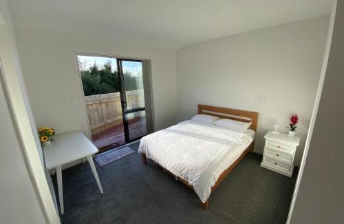 Auckland House | CozyNest4-private entrance and bath