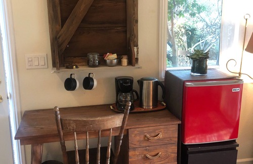 Redwood Heights Apartment | CozyOaks Studio - Charming cottage in woodsy Oakland with WiFi access