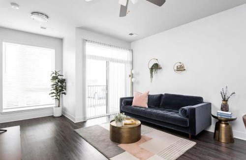 Indianapolis Apartment | CozySuites 1BR Modern Apt near the Fashion Mall