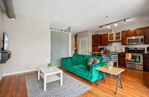 Mill District Apartment | CozySuites 2BR Mill District with pool, gym #02