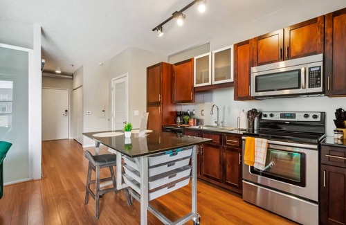 Mill District Apartment | CozySuites 2BR Mill District with pool, gym #02