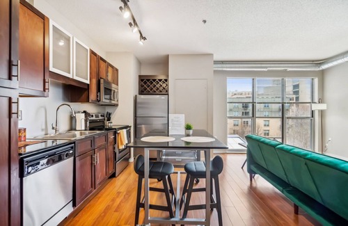 Mill District Apartment | CozySuites 2BR Mill District with pool, gym #02
