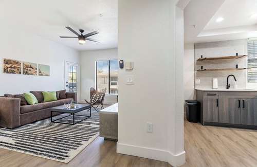 Pinnacle Peak Apartment | CozySuites at Kierland Commons with pool #13