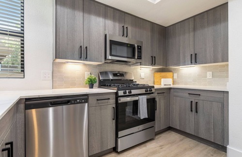 Pinnacle Peak Apartment | CozySuites at Kierland Commons with pool #13