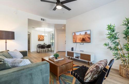 Kierland Apartment | CozySuites at Kierland Commons with pool #16