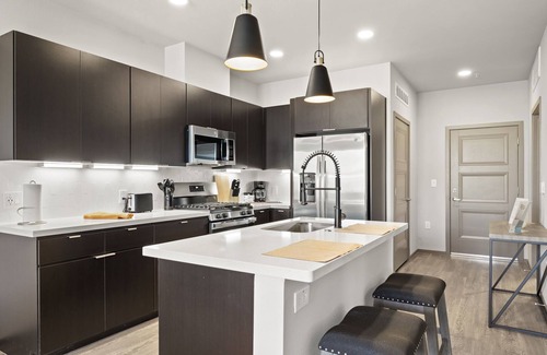 Glendale Sports and Entertainment District Apartment | CozySuites at Westgate