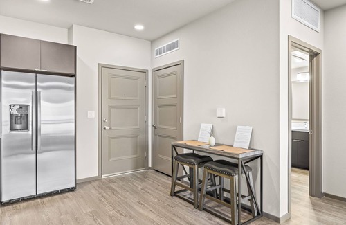 Glendale Sports and Entertainment District Apartment | CozySuites at Westgate