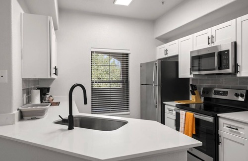 Chandler Apartment | CozySuites Chandler 2BR with 2 pools + Jacuzzi! 05