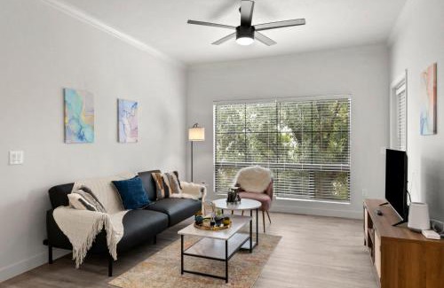 Chandler Apartment | CozySuites Chandler 2BR with 2 pools & Jacuzzi!
