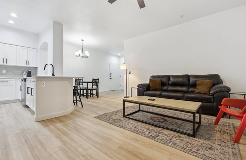 Glendale Sports and Entertainment District Apartment | CozySuites Glendale by the stadium with pool! 29